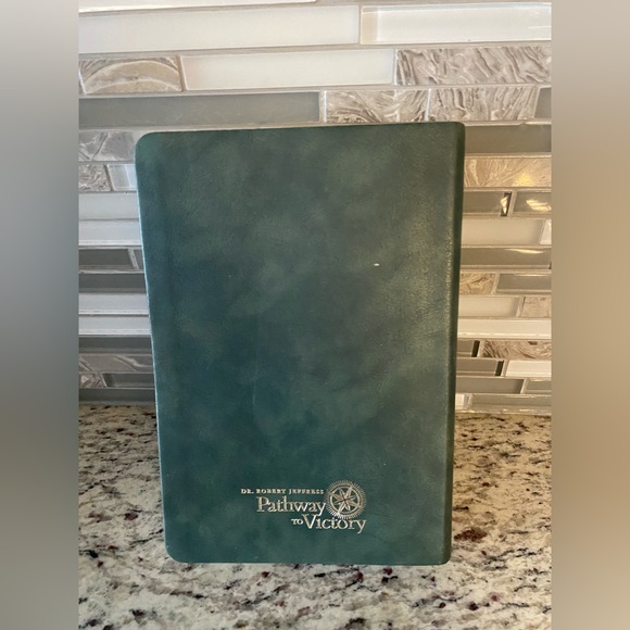 Pathway to Victory Daily Devotional Dr. Robert Jeffress 2023 Biblical Bible book - Picture 2 of 6